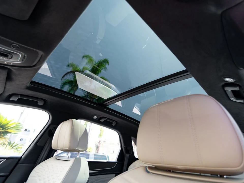 2026 Bentley Bentayga - Image 16 of 31