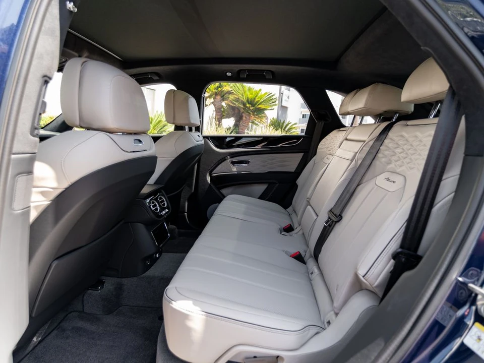 2026 Bentley Bentayga - Image 18 of 31