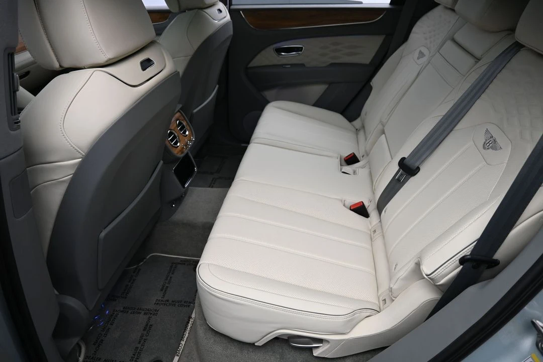 2026 Bentley Bentayga - Image 11 of 31