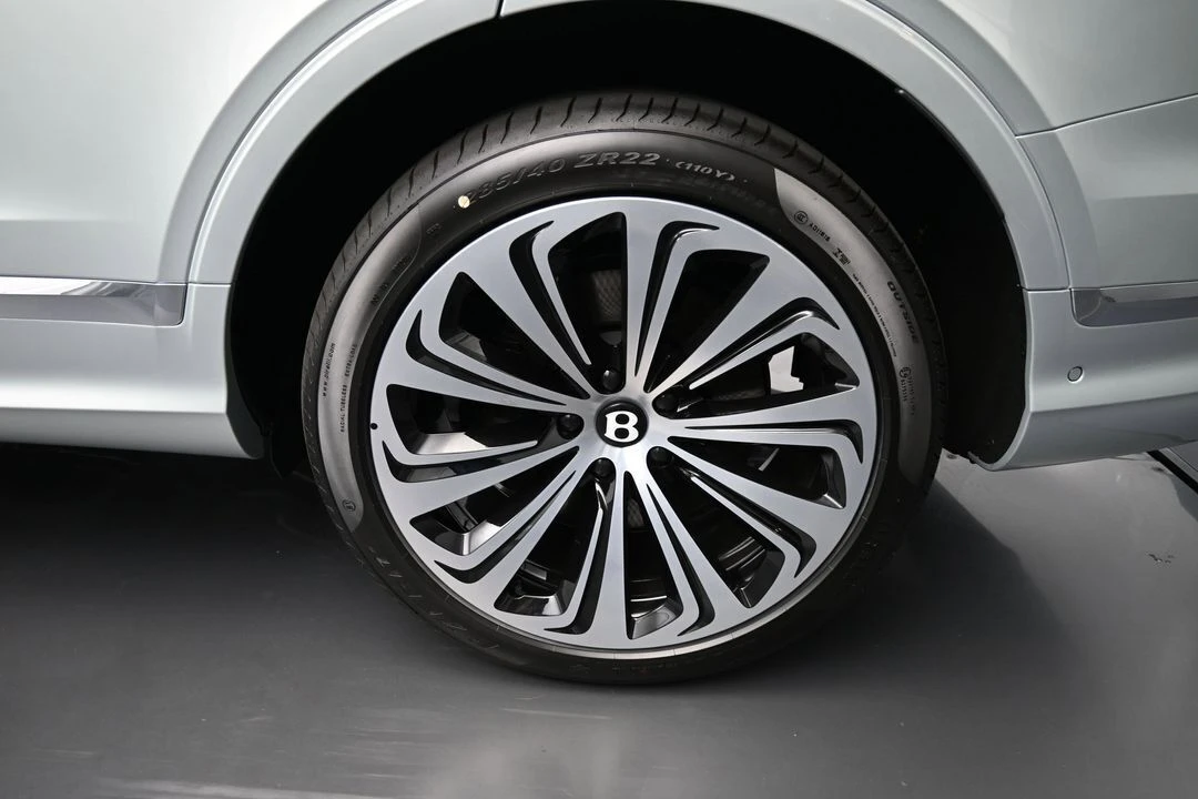 2026 Bentley Bentayga - Image 13 of 31