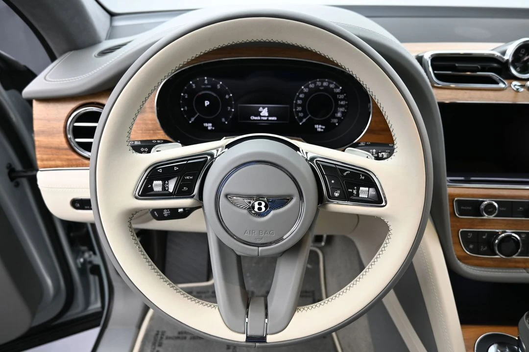 2026 Bentley Bentayga - Image 14 of 31