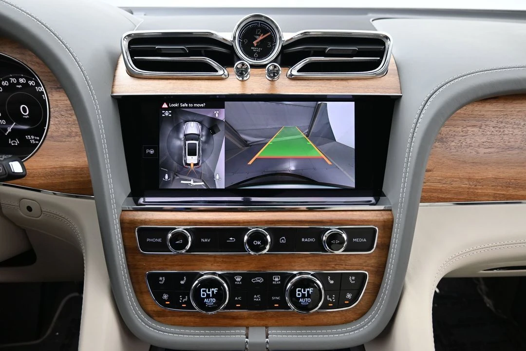 2026 Bentley Bentayga - Image 16 of 31