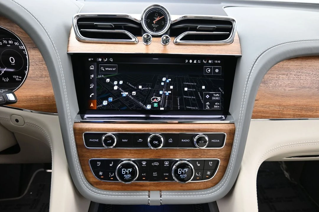 2026 Bentley Bentayga - Image 17 of 31