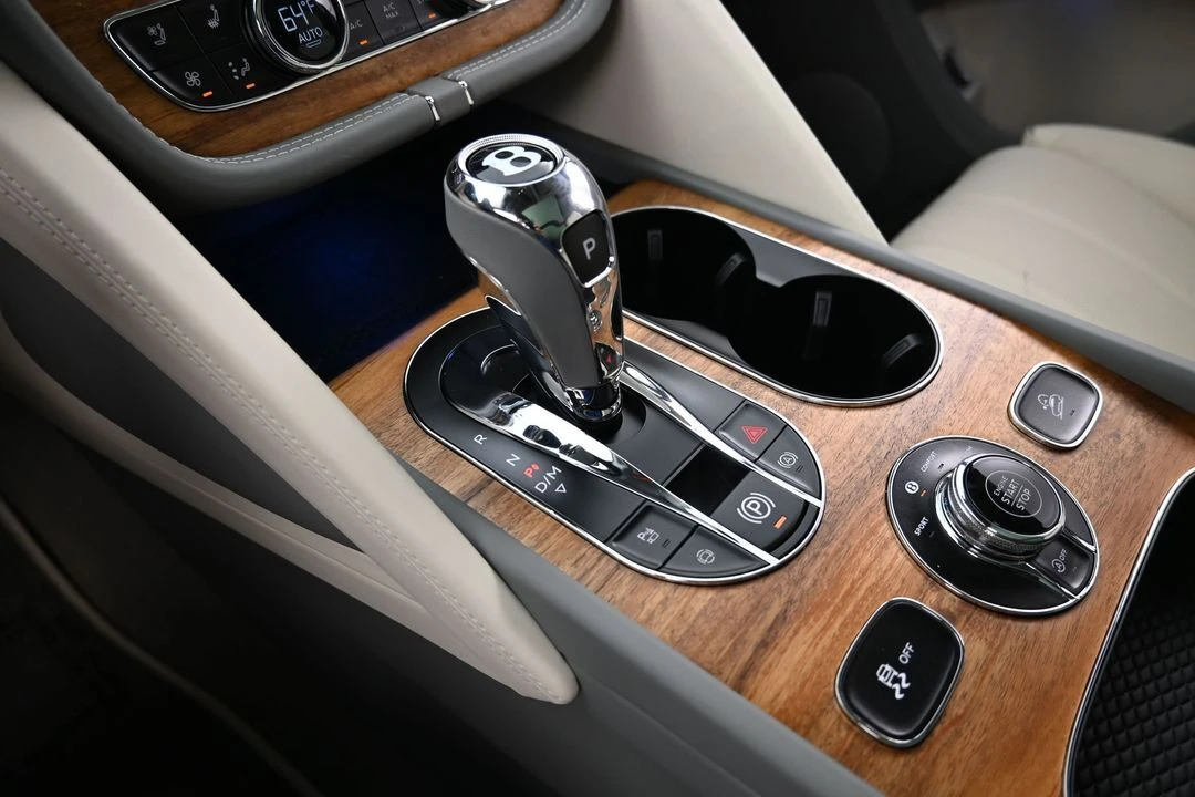 2026 Bentley Bentayga - Image 18 of 31