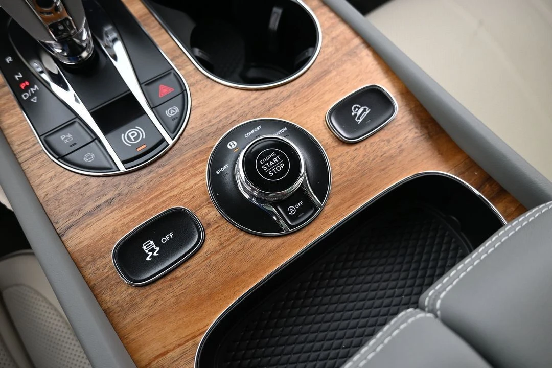 2026 Bentley Bentayga - Image 19 of 31