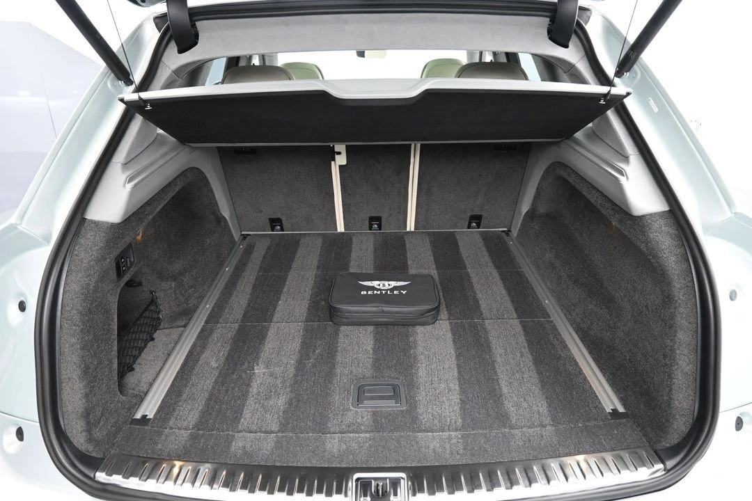 2026 Bentley Bentayga - Image 21 of 31