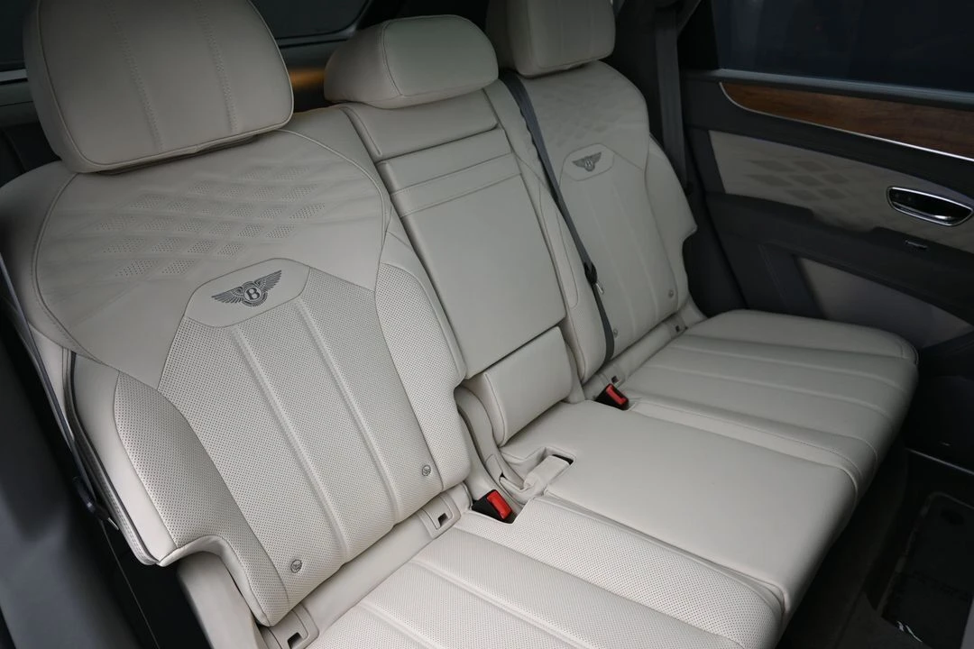 2026 Bentley Bentayga - Image 22 of 31
