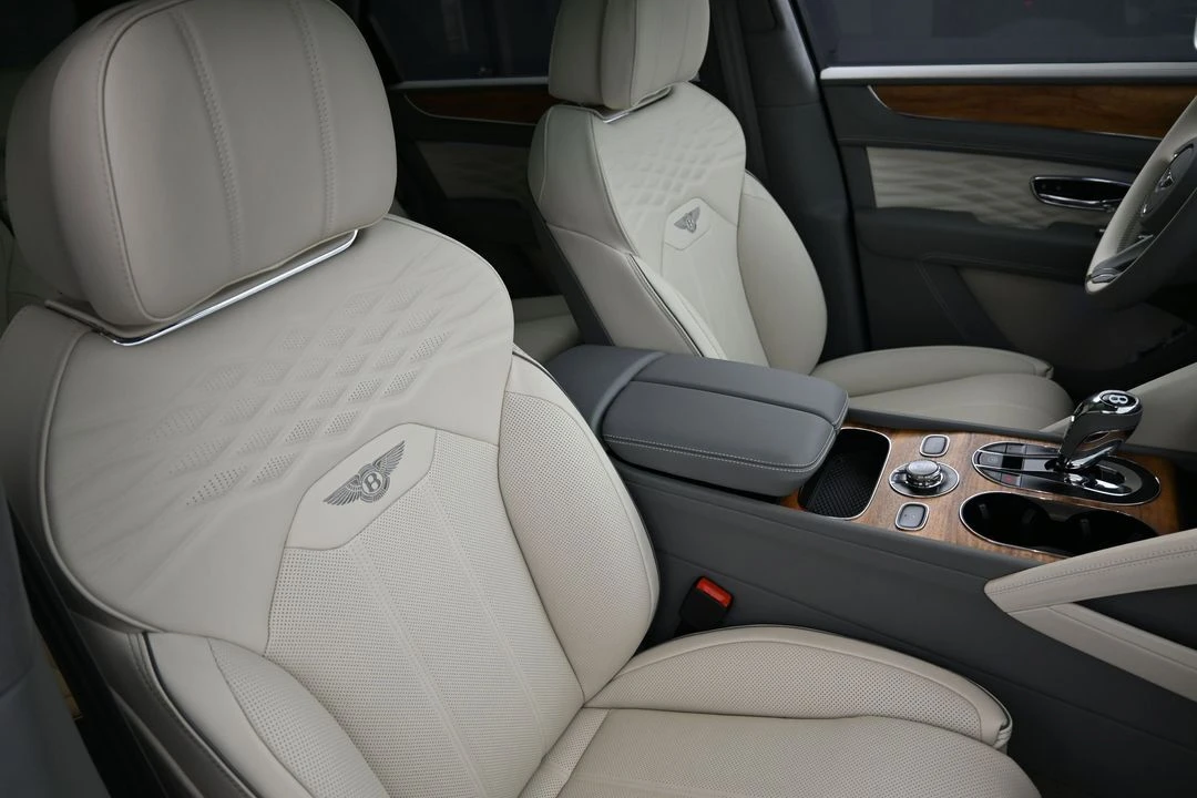2026 Bentley Bentayga - Image 24 of 31