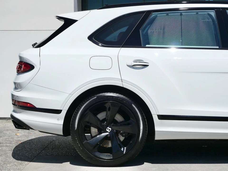 2026 Bentley Bentayga - Image 8 of 25