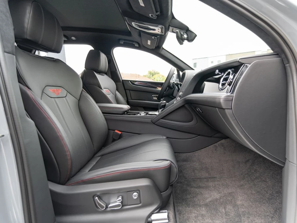 2026 Bentley Bentayga - Image 22 of 31