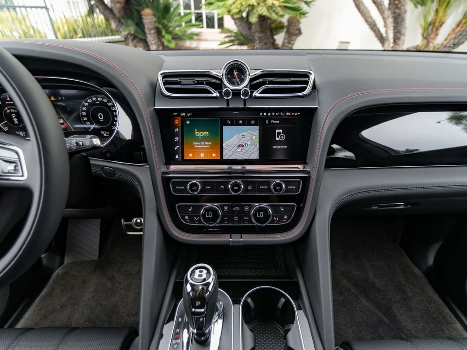 2026 Bentley Bentayga - Image 24 of 31