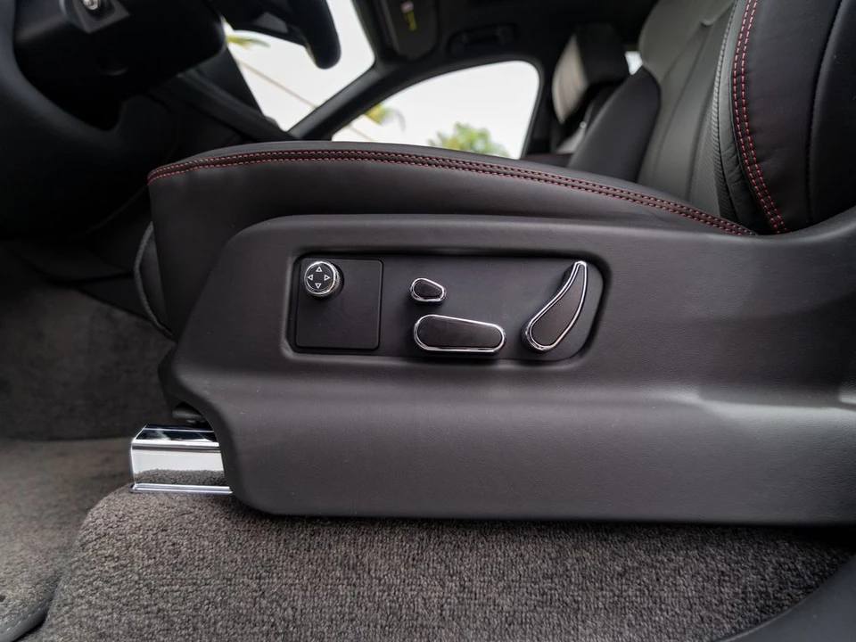 2026 Bentley Bentayga - Image 14 of 31