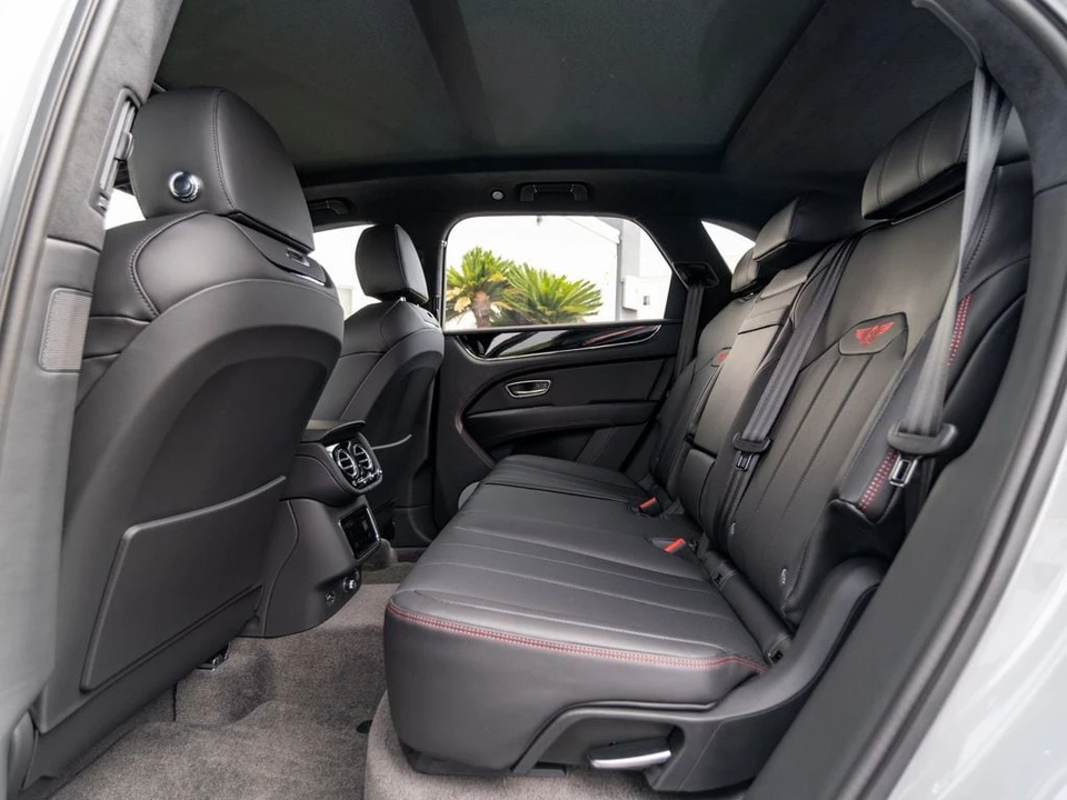 2026 Bentley Bentayga - Image 17 of 31