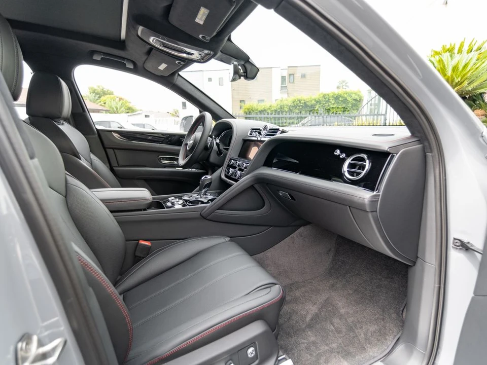 2026 Bentley Bentayga - Image 2 of 31
