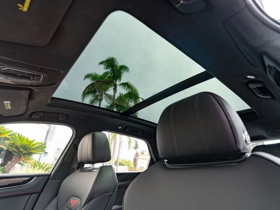 2026 Bentley Bentayga - Image 15 of 31