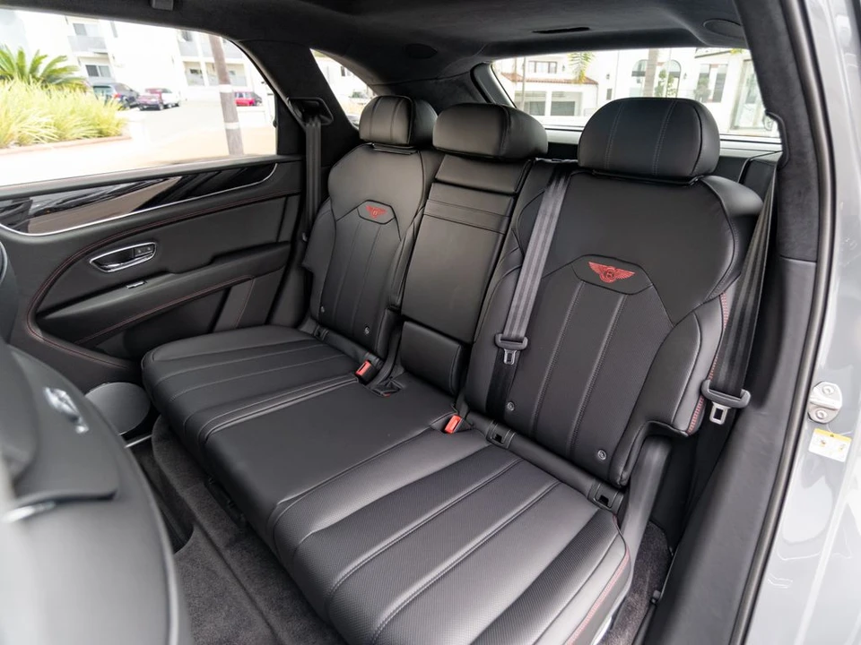 2026 Bentley Bentayga - Image 18 of 31