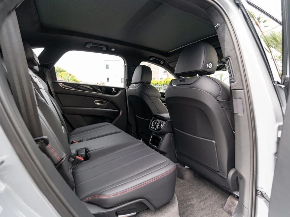 2026 Bentley Bentayga - Image 19 of 31