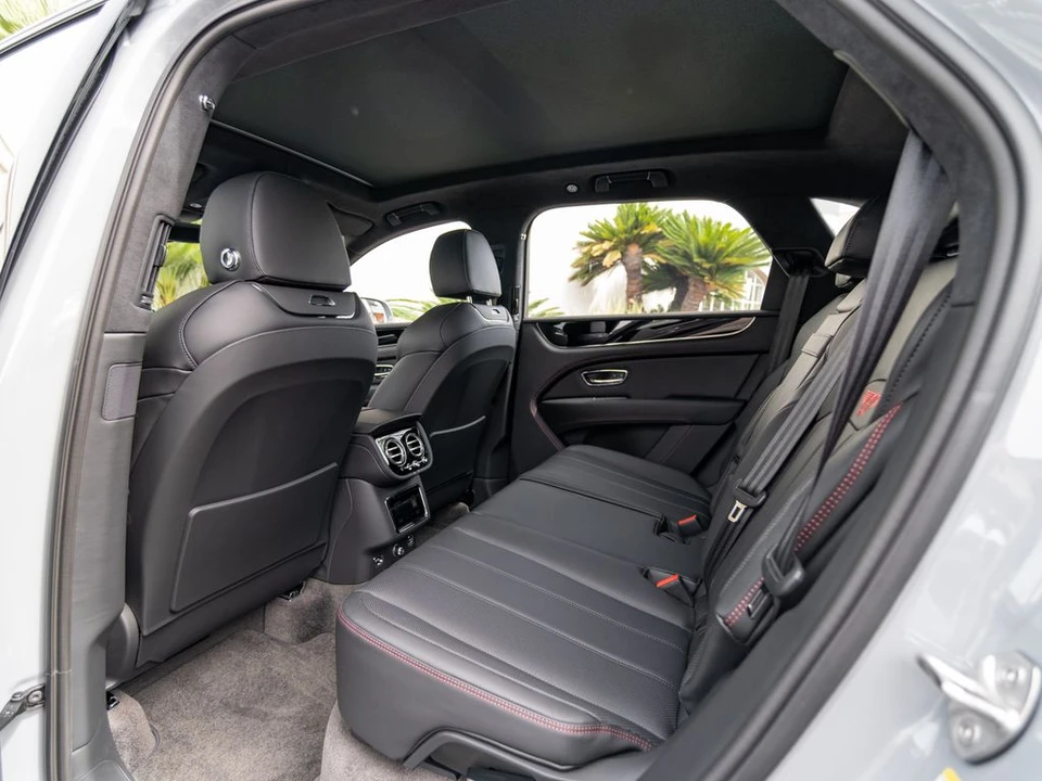 2026 Bentley Bentayga - Image 16 of 31