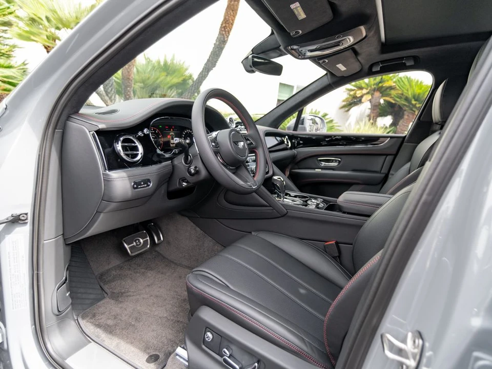 2026 Bentley Bentayga - Image 10 of 31