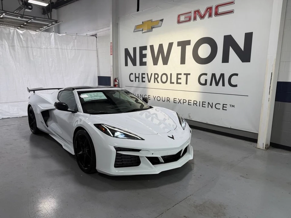 2026 Chevrolet Corvette C8 E-Ray - Image 2 of 31