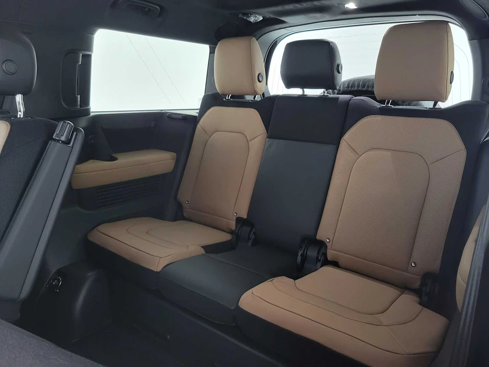 2026 Land Rover Defender V8 - Image 23 of 31