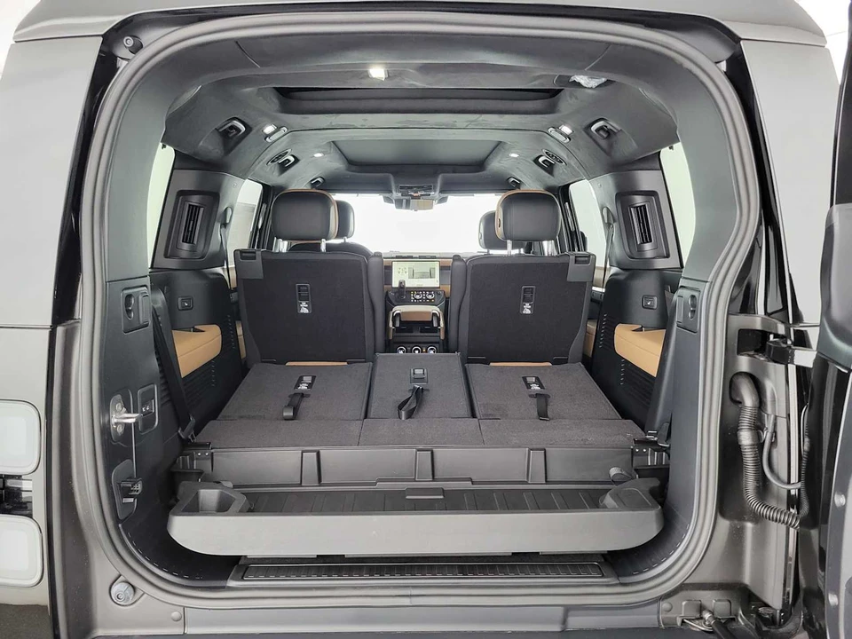 2026 Land Rover Defender V8 - Image 19 of 31