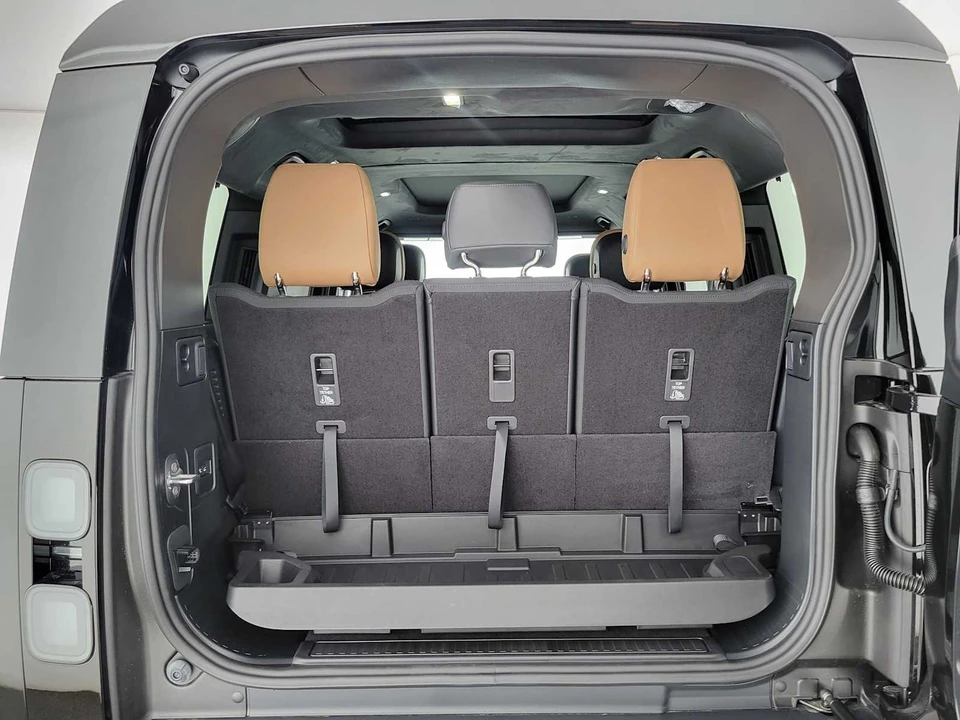 2026 Land Rover Defender V8 - Image 17 of 31