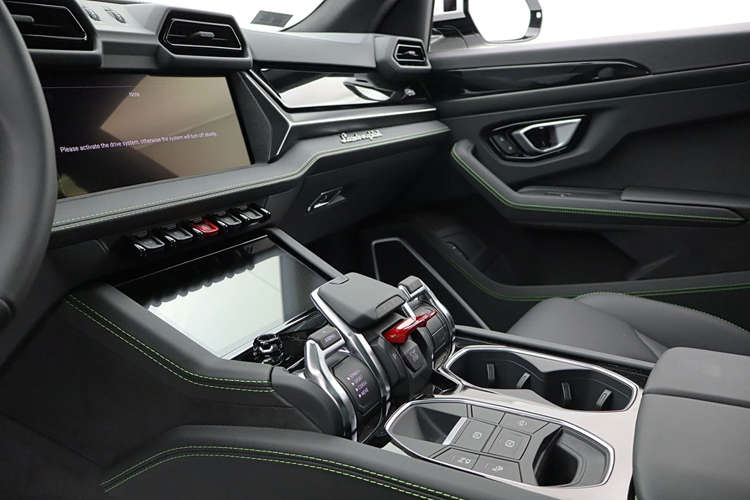 2026 Lamborghini Urus SE - Image 29 of 31