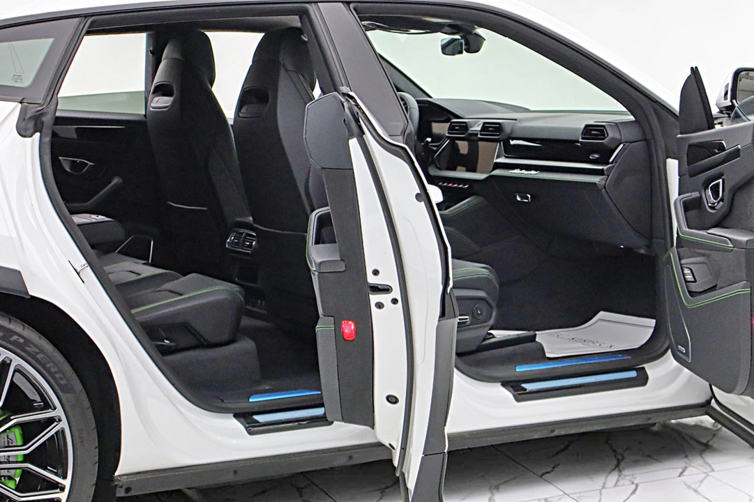 2026 Lamborghini Urus SE - Image 13 of 31