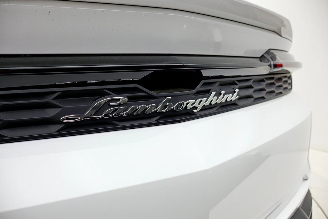 2026 Lamborghini Urus SE - Image 15 of 31