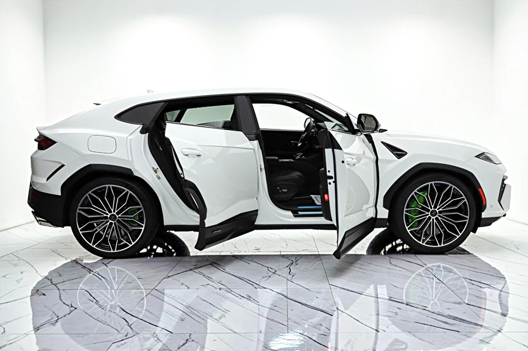 2026 Lamborghini Urus SE - Image 14 of 31