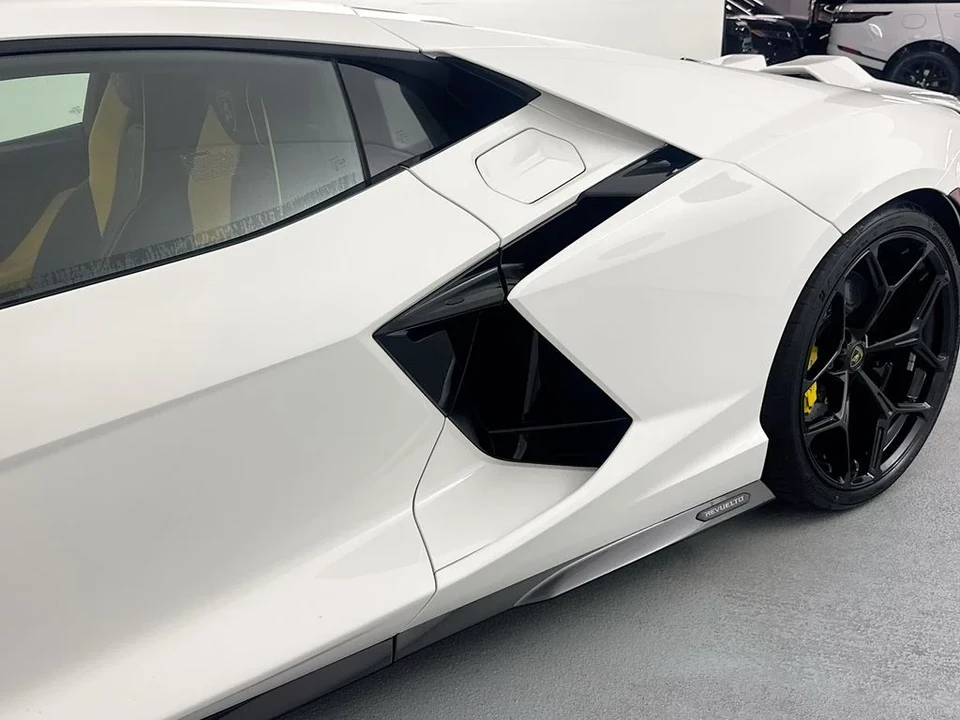 2026 Lamborghini Revuelto - Image 25 of 31