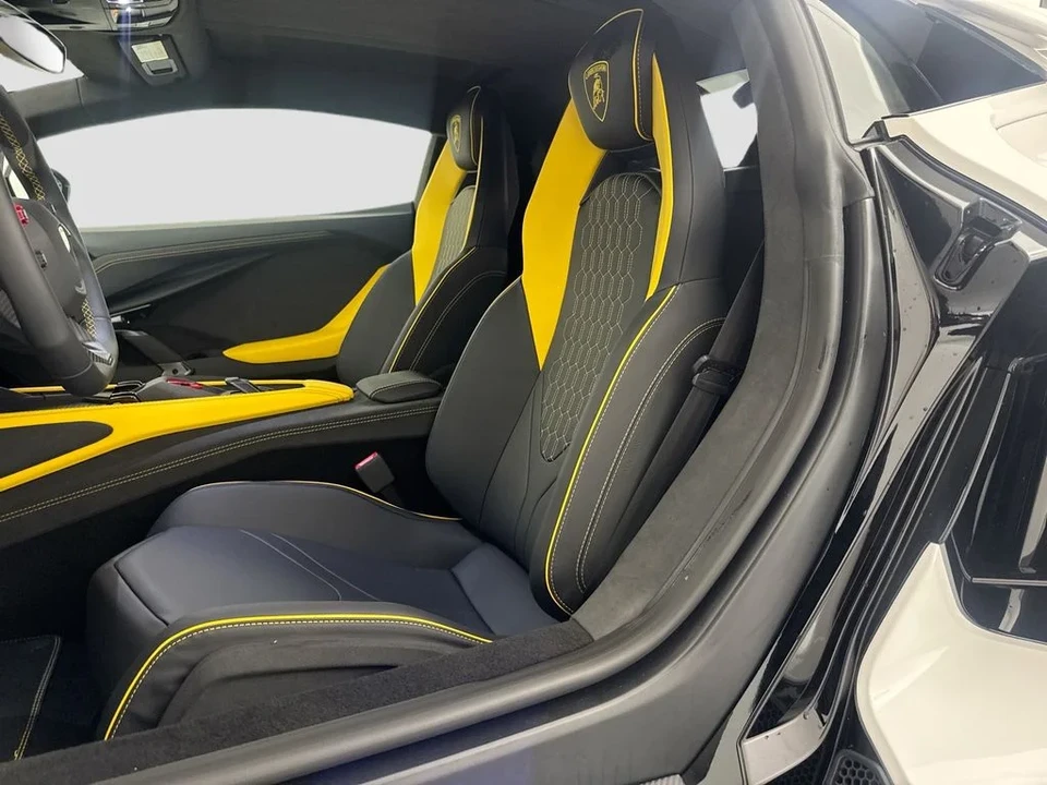 2026 Lamborghini Revuelto - Image 21 of 31