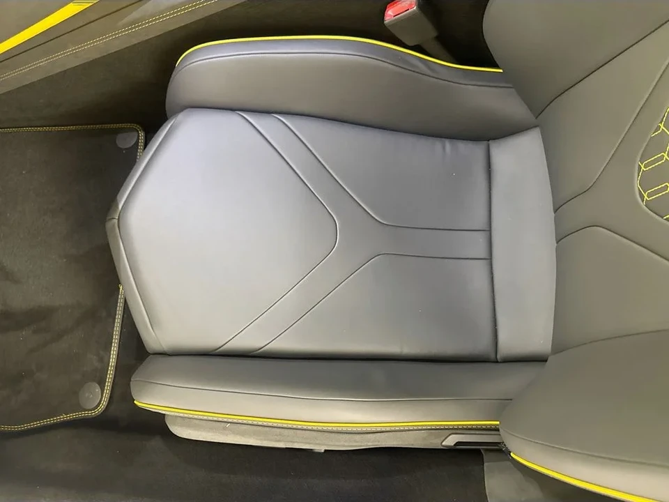 2026 Lamborghini Revuelto - Image 19 of 31