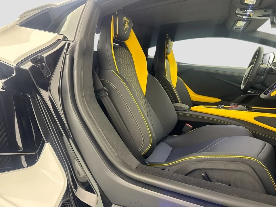 2026 Lamborghini Revuelto - Image 28 of 31