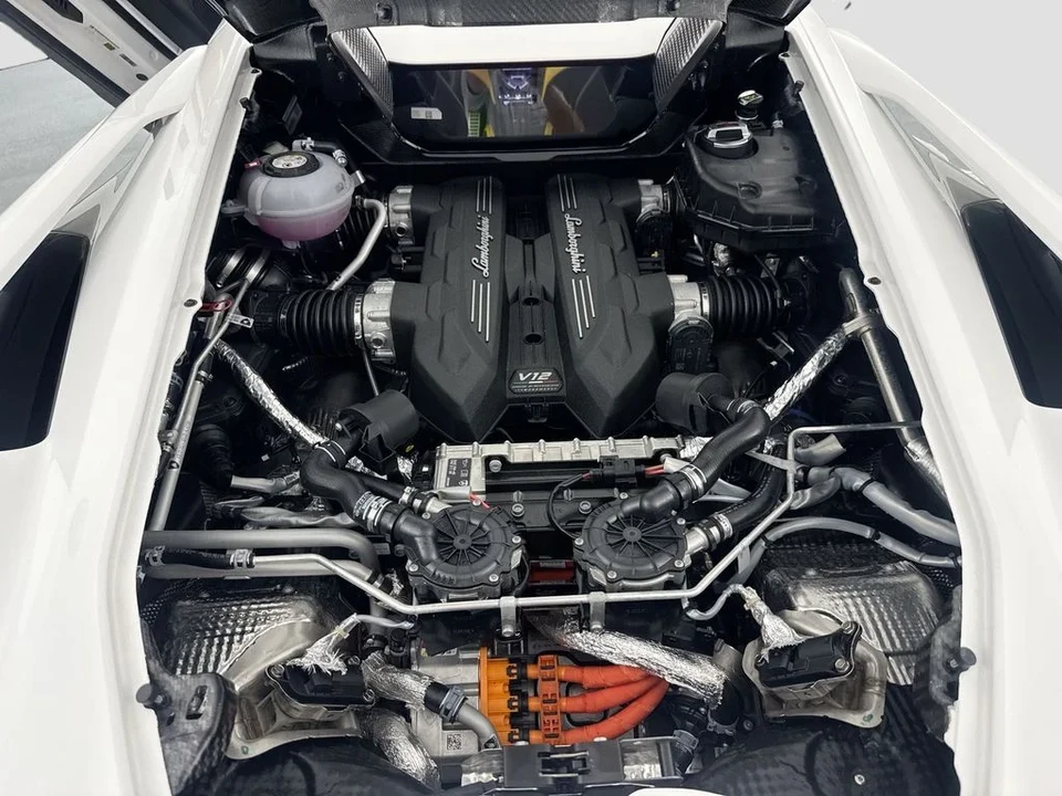 2026 Lamborghini Revuelto - Image 30 of 31