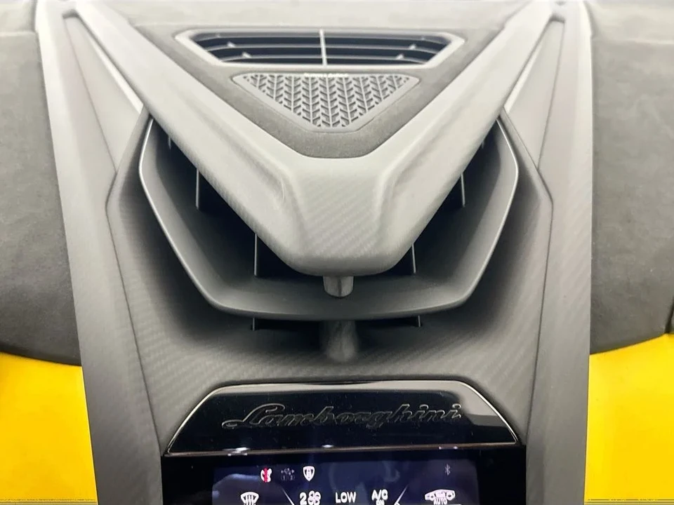 2026 Lamborghini Revuelto - Image 26 of 31