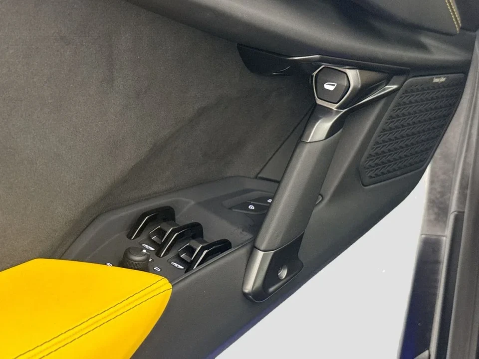 2026 Lamborghini Revuelto - Image 17 of 31