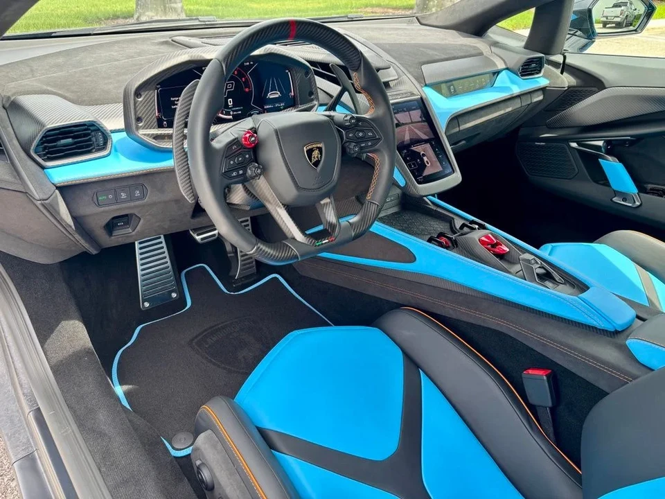 2026 Lamborghini Revuelto - Image 15 of 23