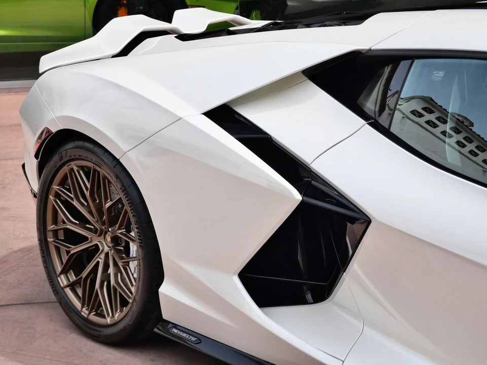 2026 Lamborghini Revuelto - Image 15 of 27