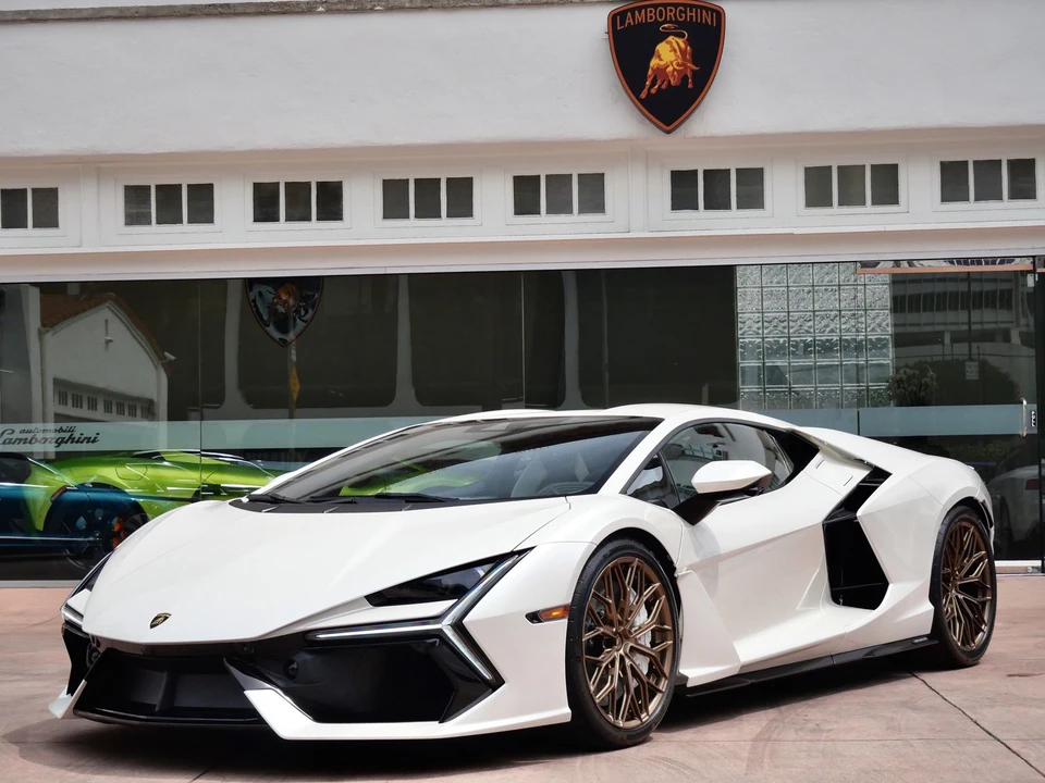 2026 Lamborghini Revuelto - Image 17 of 27