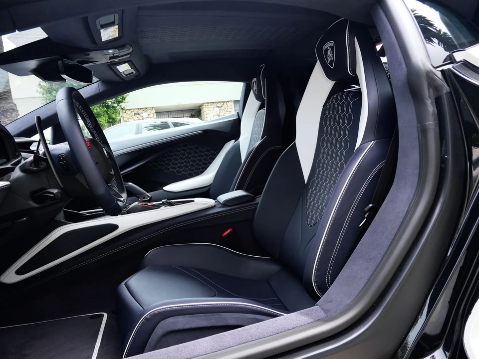 2026 Lamborghini Revuelto - Image 6 of 27