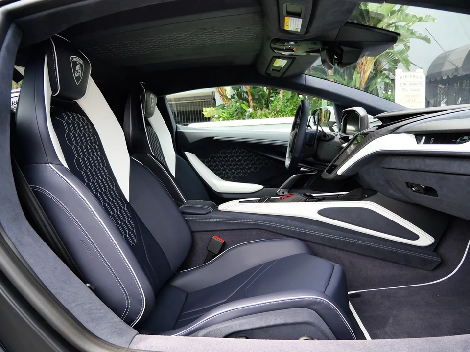 2026 Lamborghini Revuelto - Image 8 of 27