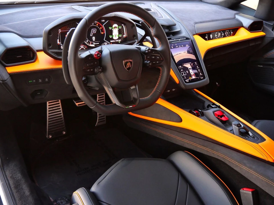 2026 Lamborghini Revuelto - Image 15 of 24