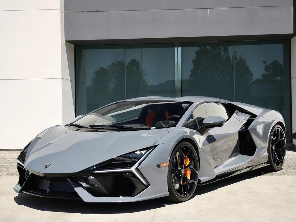 2026 Lamborghini Revuelto - Image 14 of 24