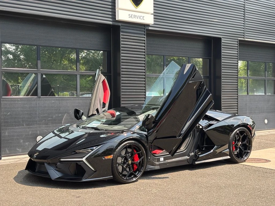 2026 Lamborghini Revuelto - Image 10 of 23