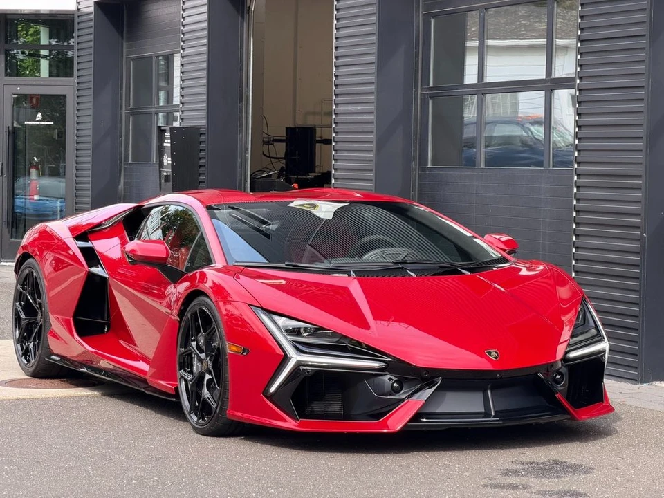 2026 Lamborghini Revuelto - Image 15 of 21