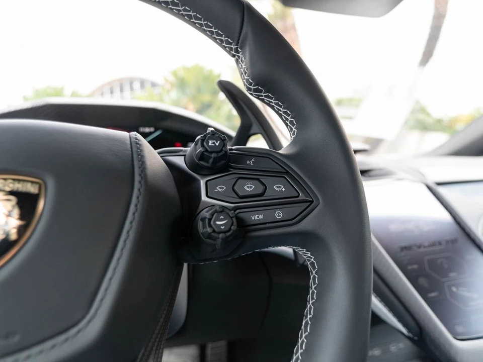 2026 Lamborghini Revuelto - Image 27 of 31