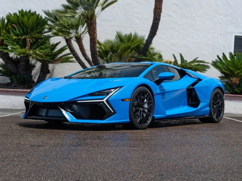 2026 Lamborghini Revuelto - Image 17 of 31