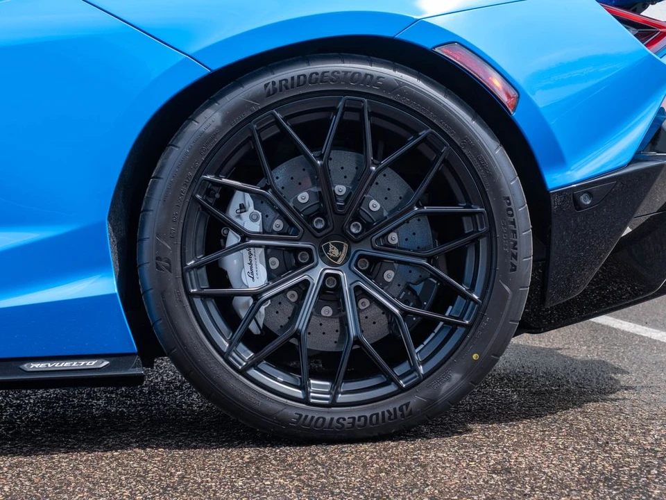 2026 Lamborghini Revuelto - Image 16 of 31